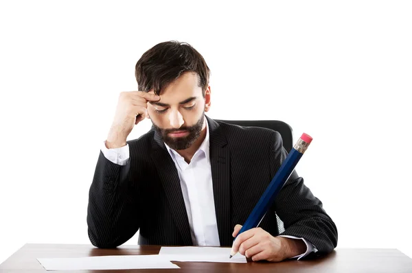 Hombre de negocios cansado escribiendo en la oficina — Foto de Stock