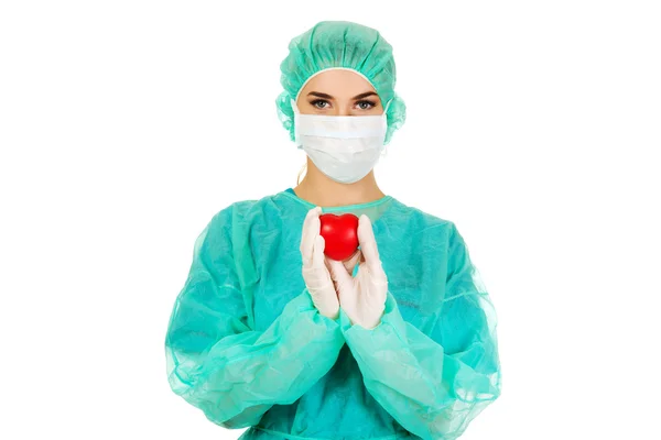 Kvinnliga kirurgen anläggning hjärta — Stockfoto