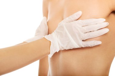 Genç kadın meme ameliyatından önceki.