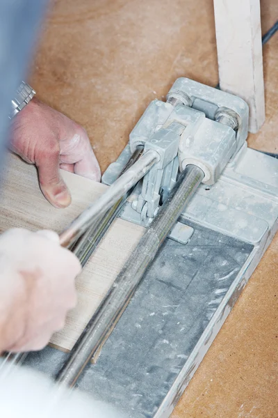 Tiler installs ceramic tiles — Stock Photo, Image