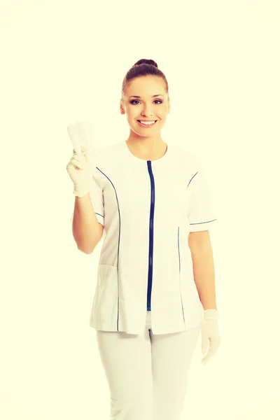 Dentista feminina segurando um modelo de dente — Fotografia de Stock