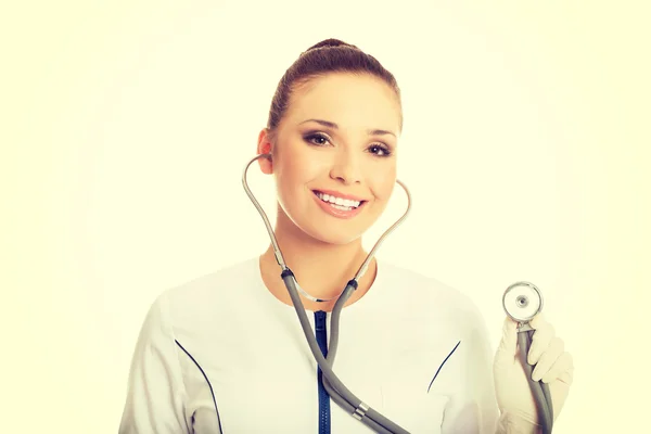 Retrato de médico feminino com estetoscópio — Fotografia de Stock