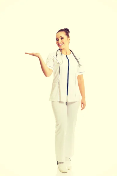 Female doctor presenting copyspace — Stock Photo, Image