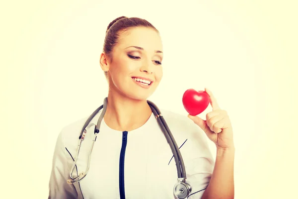 Médica feminina segurando modelo de coração — Fotografia de Stock