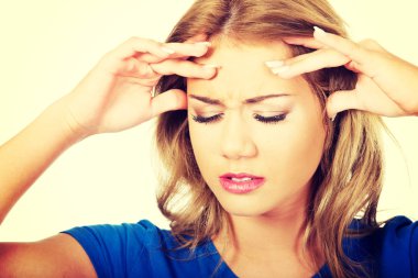 Baş ağrısı olan genç bir kadın..