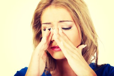 sinüs ağrısı olan genç kadın.