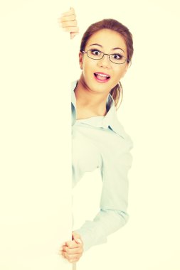 ürün sunan iş kadını.