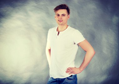 Elleri kalçasında gülümseyen adam.