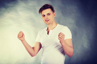 genç adam bir dilek yapma.