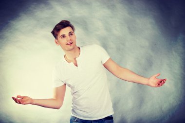 Açık el ile genç adam.