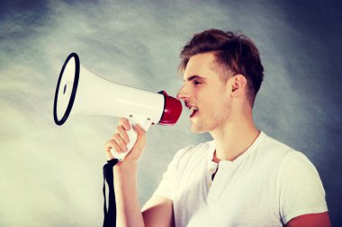 Genç adam megafonla bağırıyor..