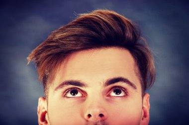 Yakışıklı adam yukarı bakıyor..