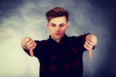 başparmak aşağı üzgün adam.