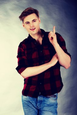 Düşünceli yakışıklı bir fikri vardır.