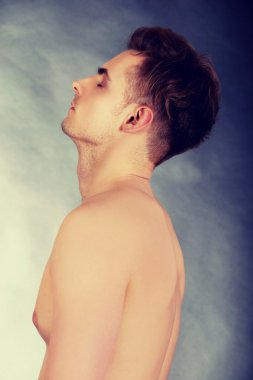 kızgın genç adam.