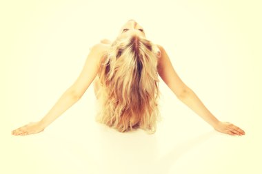 Güzel kadın silah yere yaymak