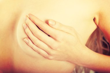 üstsüz kadın göğsüne dokunmak