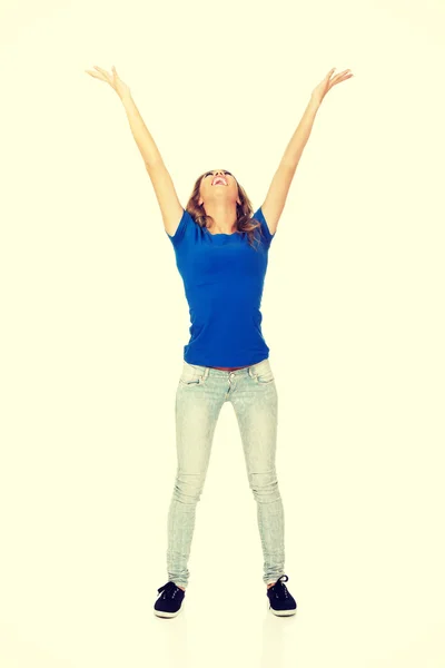 Młoda kobieta z podniesionymi ramionami. — Zdjęcie stockowe