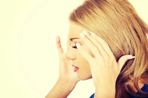 Mujer joven con dolor de cabeza . —  Fotos de Stock