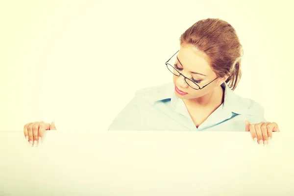 Mulher de negócios apresentando seu produto . — Fotografia de Stock