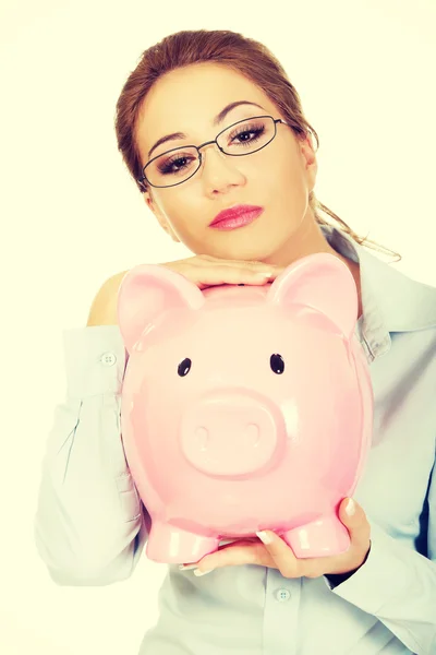 Vrouw bedrijf piggy bank. — Stockfoto