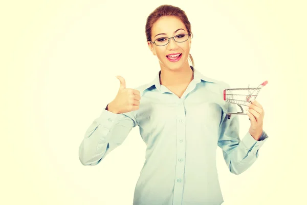 Attraktive Geschäftsfrau mit Einkaufswagen. — Stockfoto