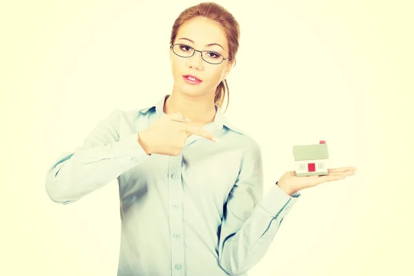 Businesswoman presenting a house model. — Stock Photo, Image