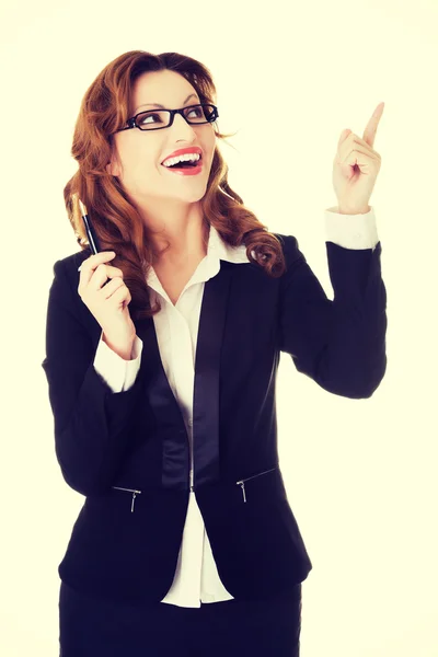 Mujer de negocios señalando hacia arriba . — Foto de Stock