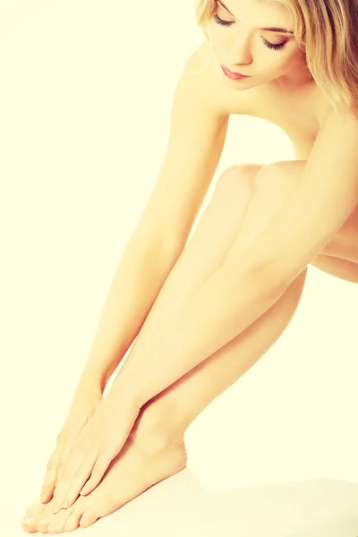Spa vrouw zitten en haar voeten masseren — Stockfoto
