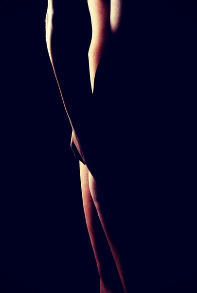 Člověk dotýká prdel nahé ženy. — Stock fotografie