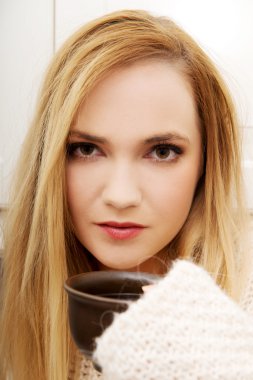 güzel bir kadın mutfakta kahve içme.