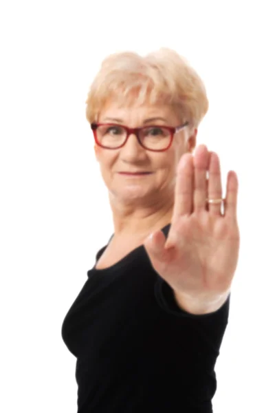 Yaşlı kadın gösteren dur işareti — Stok fotoğraf