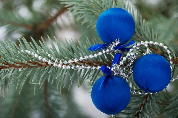 Drie kerstballen op een boom. — Stockfoto