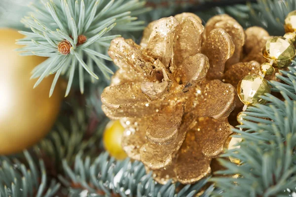 Kerstversiering op een boom. — Stockfoto