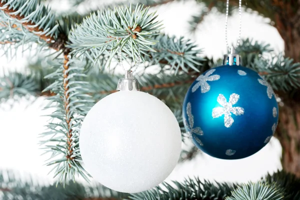 Zwei Weihnachtskugeln auf einem Zweig. — Stockfoto