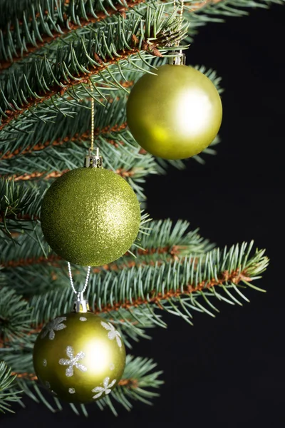 Tres bolas de Navidad colgando de una ramita . — Foto de Stock
