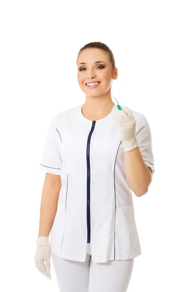 Kvinnliga tandläkare hålla en spruta — Stockfoto