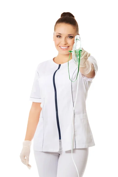 Médico femenino sosteniendo máscara de oxígeno —  Fotos de Stock