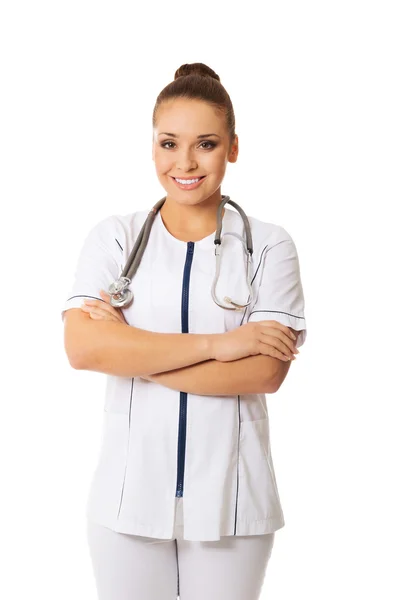 Vrouwelijke arts met gevouwen armen — Stockfoto