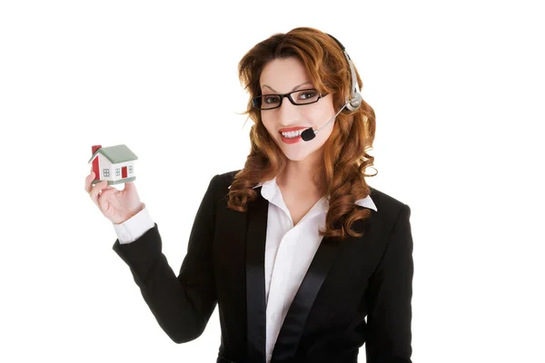 Support phone operator showing house model. — Stock Photo, Image