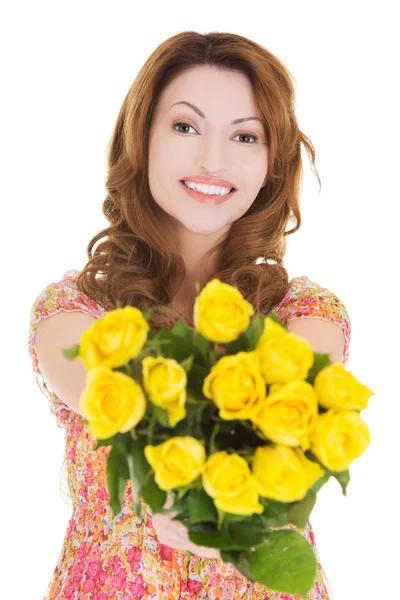 Boldog nő, ami a rózsa csokor — Stock Fotó