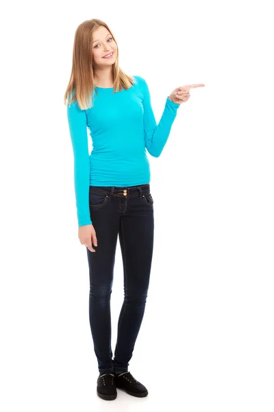 Young woman pointing to the left — Stock Photo, Image