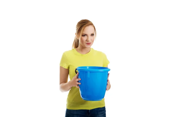 Žena hospodářství modré kbelík. — Stock fotografie