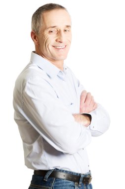 Katlanmış kollu yakışıklı adam
