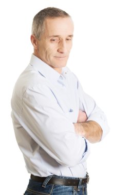Katlanmış kollu yakışıklı adam