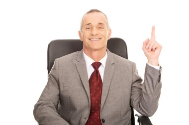 Oturma ve yukarı dönük iş adamı