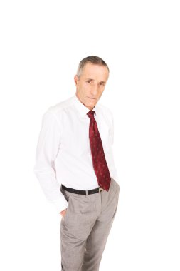 Elleri ceplerinde emin iş adamı