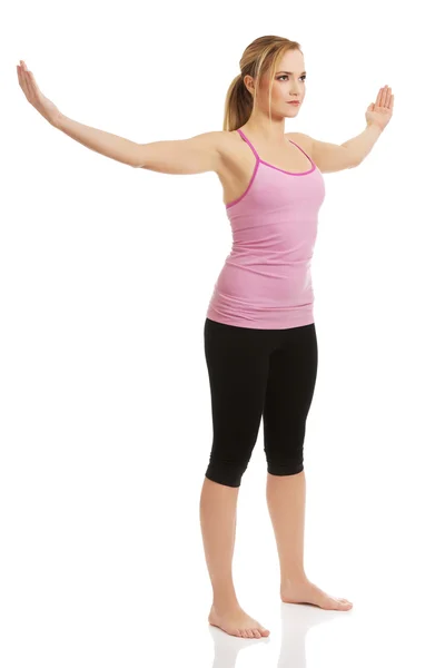 Mujer joven haciendo ejercicio aeróbico . — Foto de Stock