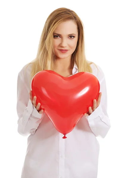 Žena s balónek ve tvaru srdce. — Stock fotografie