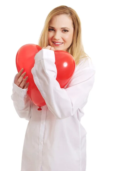 Giovane donna con palloncino a forma di cuore . — Foto Stock